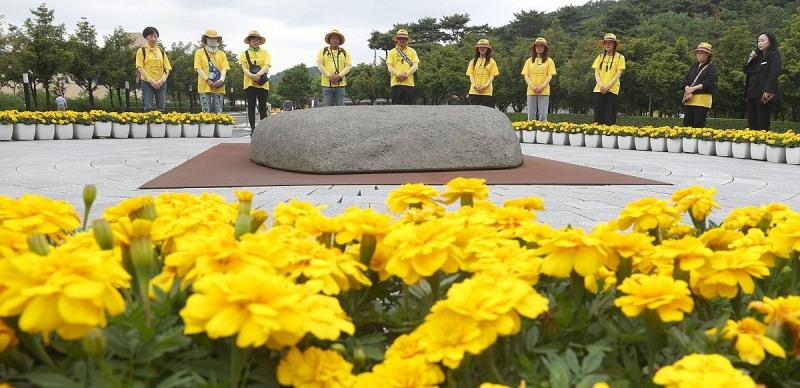 노무현 전 대통령 묘역 참배하는 시민들(사진=연합뉴스)