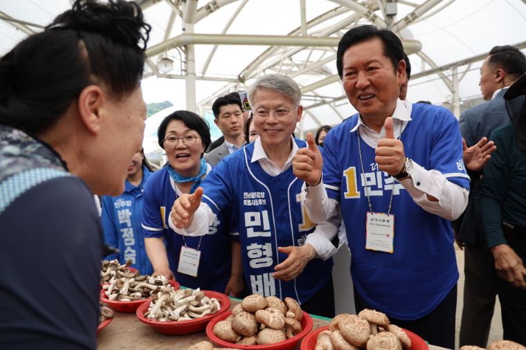 민형배 (가운데) 전남광주특별시장 후보 (사진=후보측)