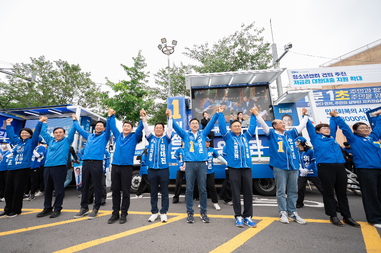 위성곤 (가운데) 제주도지사 후보 (사진=후보측)