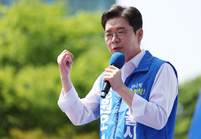 더불어민주당 정원오 서울시장 후보가 24일 서울 광진구 서울어린이대공원에서 열린 선거유세에서 지지를 호소하고 있다. (사진=연합뉴스)