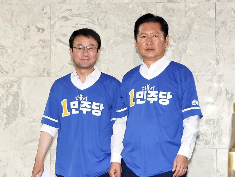 정청래 총괄상임선대위원장(오른쪽)·한병도 공동상임선대위원장(사진=연합뉴스)