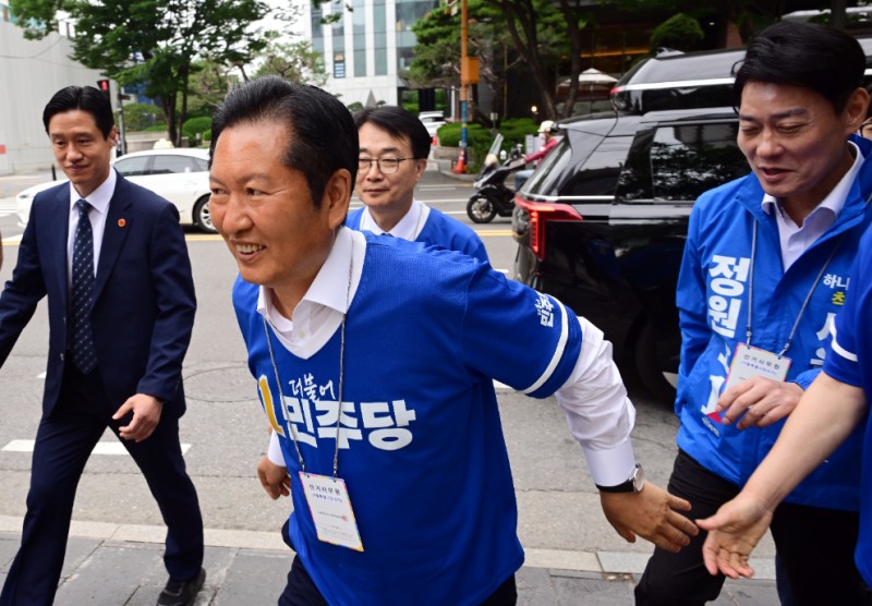 여의도 유세 나서는 정청래 선대위원장(사진=연합뉴스)
