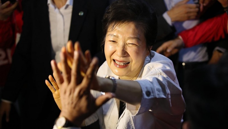 25일 이장우 국민의힘 대전시장 후보 캠프 방문한 박근혜 전 대통령(사진=연합뉴스)