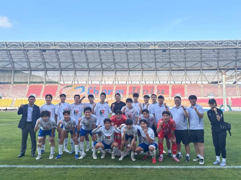 진천 HR FC 선수단과 관계자들이 진주종합경기장에서 열린 K4리그 12라운드 경기에서 진주시민축구단을 6-2로 꺾은 뒤 승리의 기쁨을 나누며 기념촬영을 하고 있다./사진=HR레포츠㈜ 제공