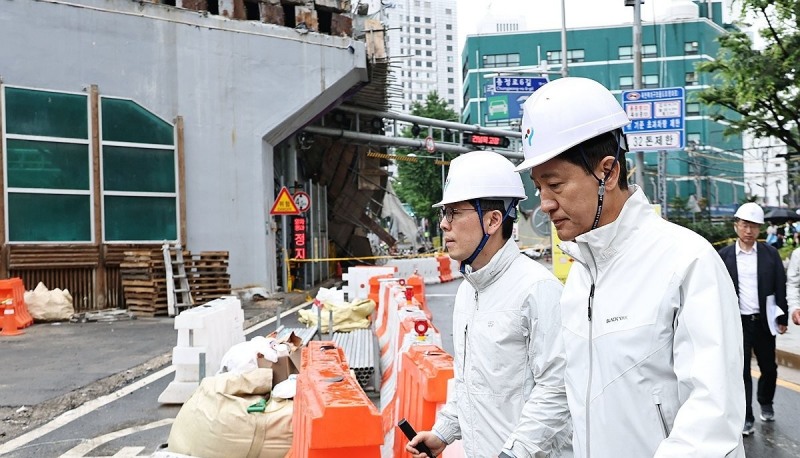 사흘째 서소문 고가 사고 현장 찾은 오세훈 후보(사진=연합뉴스)
