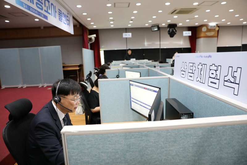 사진=안형준 국가데이터처장이 29일 대전 KT인재개발원에 마련된 ‘2025년 기준 경제총조사’ 콜센터 체험석에서 전화조사 응대 절차를 체험하고 있다.