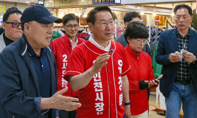 유정복 후보가 부평지하상가에서 상인들과 소통하고 있다.