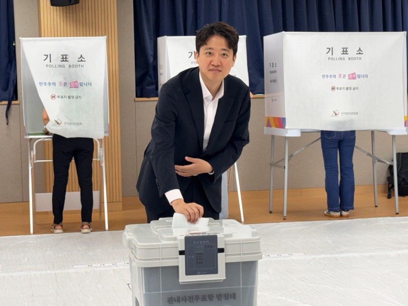 개혁신당 이준석 대표가 29일 경기 화성시 동탄 9동 행정복지센터에 마련된 제9회 전국동시지방선거 사전투표소에서 투표하고 있다. 사진=연합뉴스
