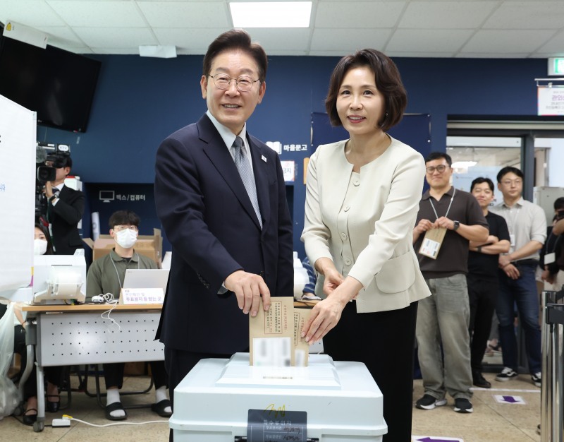 이재명 대통령과 김혜경 여사가 제9회 전국동시지방선거 사전투표 첫날인 29일 서울 종로구 삼청동 주민센터에 마련된 사전투표소에서 투표용지를 투표함에 넣고 있다. 사진=연합뉴스
