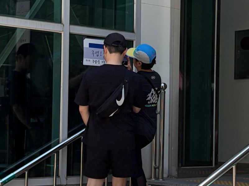 제9회 전국동시지방선거 사전투표 둘째 날 고양시 일산서구 주엽1동행정복지센터 사전투표소에서 유권자가 '투표인증샷'을 찍고 있다. 사진=연합뉴스