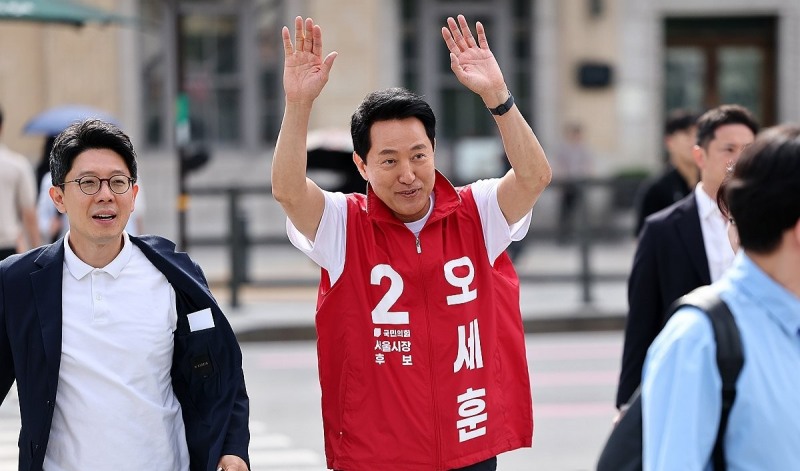 오세훈 시장 후보, 광화문 출근 인사(사진=연합뉴스)