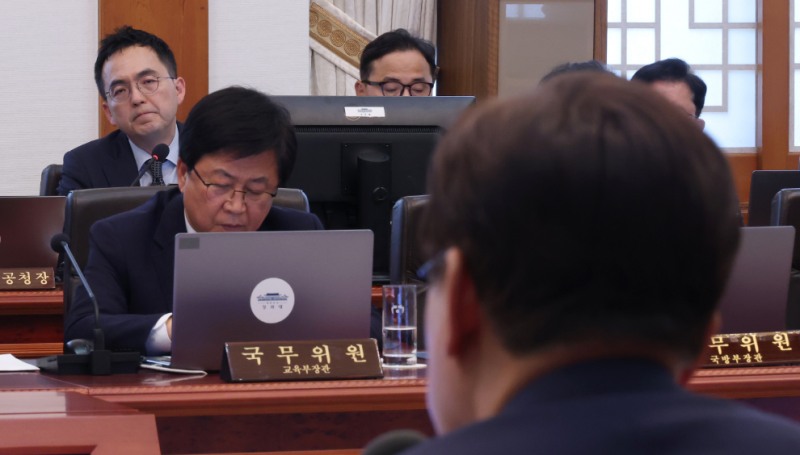 이재명 대통령 발언 듣는 구자현 검찰총장 직무대행(사진=연합뉴스)