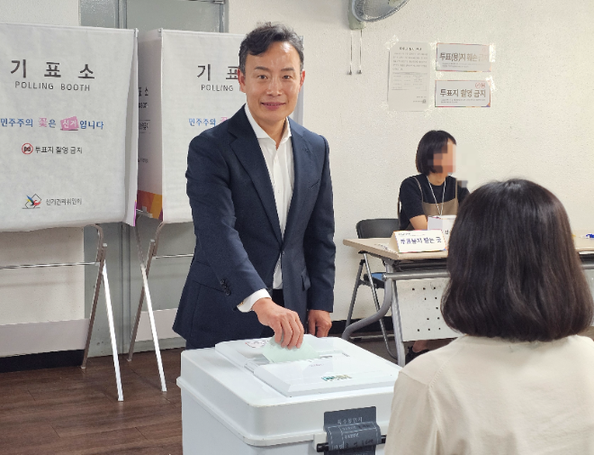 서성부 부산 남구의회 의장이 부산 남구 대연4동 행정복지센터에서 투표를 하고 있다.