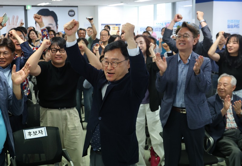 제9회 전국동시지방선거가 치러진 3일 정근식 서울시 교육감 후보가 서울 종로구 안국동 본인의 선거 사무실에서 투표 출구조사 결과 방송을 시청하며 환호하고 있다. 사진=연합뉴스