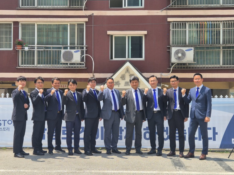 (오른쪽 네번째) 극동건설 강경민 대표이사(남광토건 주택부문장)가 임직원들과 인천 용현동 동아아파트 현장을 찾아 수주의지를 표명하는 모습.(사진=남광토건)