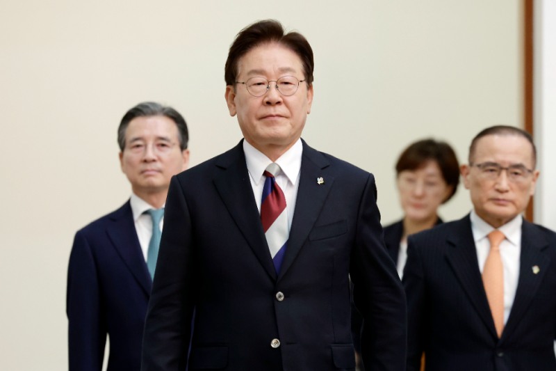 수석보좌관회의 입장하는 이재명 대통령(사진=연합뉴스)