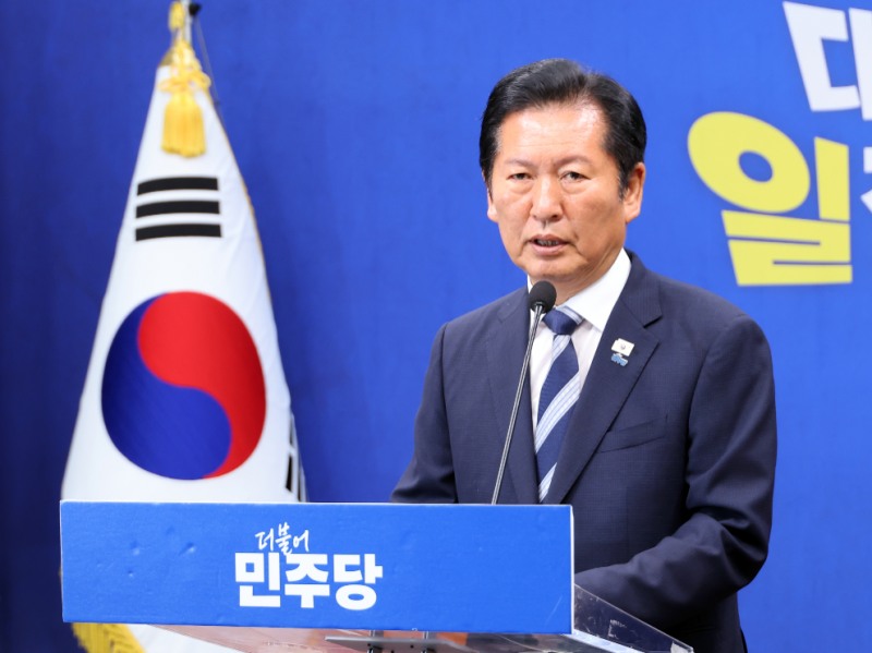 고개 숙여 인사하는 정청래 총괄상임선대위원장(사진=연합뉴스)