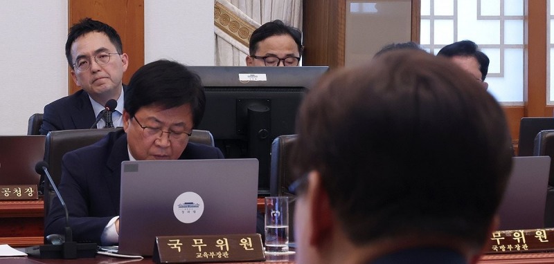 이재명 대통령 발언 듣는 구자현 검찰총장 직무대행(사진=연합뉴스)