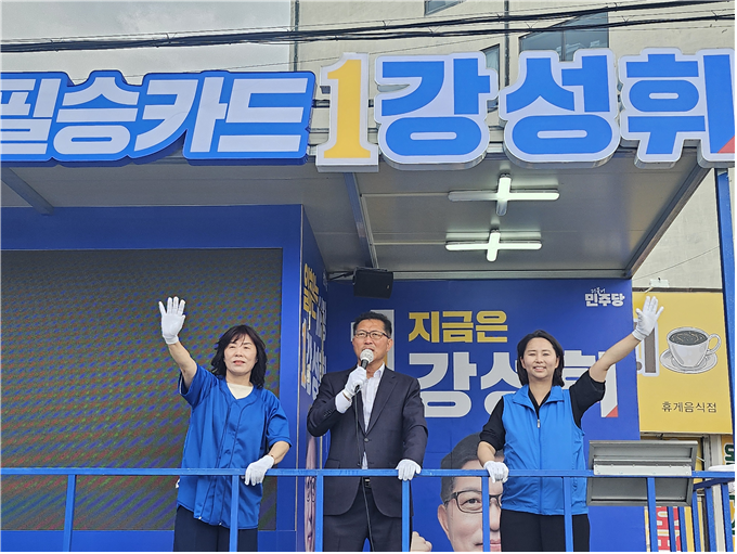 ▲강성휘 목포시장 당선인이 4일 시내 주요 거리에서 유세차량에 올라 압도적인 지지를 보내준 시민들에게 감사 인사를 전하고 있다.(사진=강성휘 목포시장 당선인실 제공)