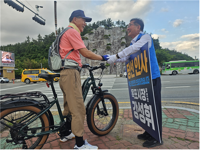 ▲강성휘 목포시장 당선인이 4일과 5일 시민들의 손을 맞잡고 압도적인 지지에 감사의 뜻을 밝혔다.(사진=강성휘 목포시장 당선인실 제공)