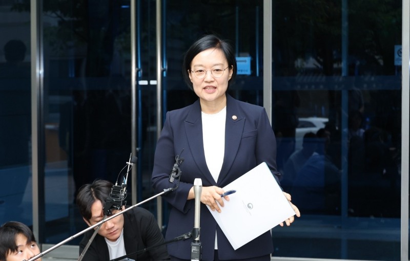 취재진 질문에 답하는 한성숙 국무총리 후보자(사진=연합뉴스)