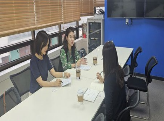 서울동부보호관찰소와 서울발달장애인지원센터 기관 실무자들이 업무협의를 하고 있다.(사진제공=서울동부보호관찰소)
