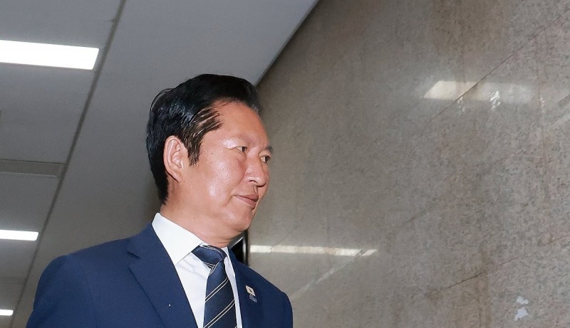 비공개 최고위원회의 향하는 더불어민주당 정청래 대표(사진=연합뉴스)