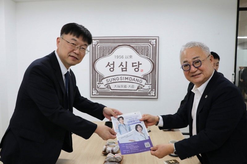 안형준 국가데이터처장(왼쪽)이 8일 대전 대종로에 위치한 경제총조사 조사대상처 ‘성심당’에서 임영진 대표에게 2025년 기준 경제총조사 홍보 리플릿을 전달하고 있다.