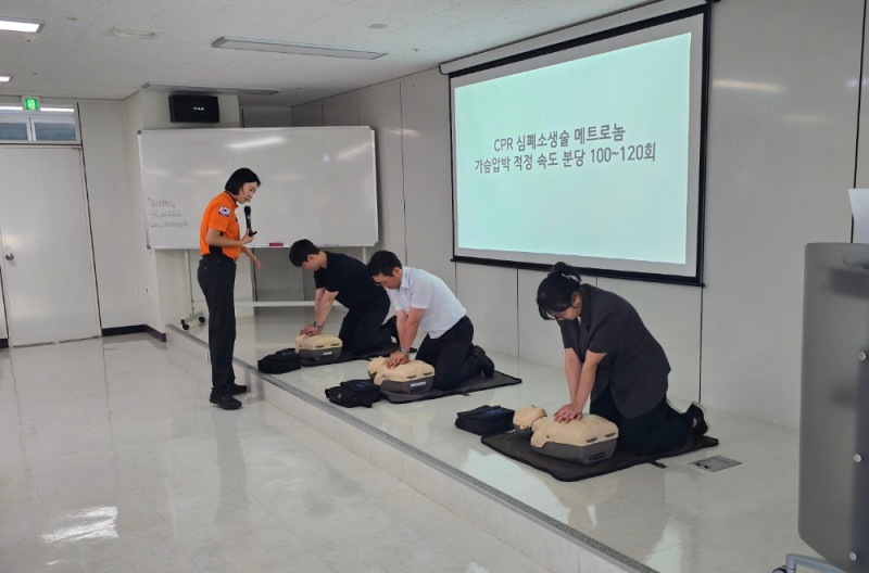 대한해운과 KLCSM의 협력사 임직원들이 지난 5일 부산 중구 KLCSM 본사에서 열린 2026년도 상반기 안전보건교육에서 부산중부소방서 소속 전문강사의 지도 아래 심폐소생술(CPR)을 실습하고 있다.(사진=SM그룹)