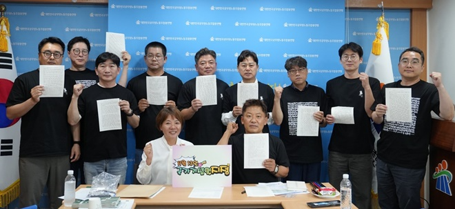 전국시군구공무원노동조합연맹 김민성 위원장(앞줄 오른쪽)과 집행위원들이 6월 8일 '전태일평전 이어쓰기' 행사에 참여해 필사본을 내보이며 기념촬영. (사진제공=시군구연맹)
