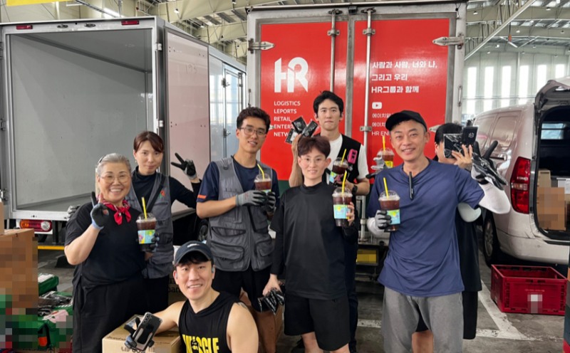 HR그룹은 이른 무더위 속 쿠팡 택배 기사들의 온열 질환 예방을 위해 현장에 음료와 혹서기 지원 물품을 전달하며, 안전하고 건강한 배송 환경 조성에 힘쓰고 있다./사진=HR그룹㈜ 제공