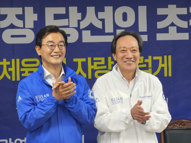 전재수 부산시장 당선인과 장인화 부산시체육회장이 유니폼 전달식에서 유니폼을 입고 기념사진을 촬영하고 있다.(사진=김지윤 기자)