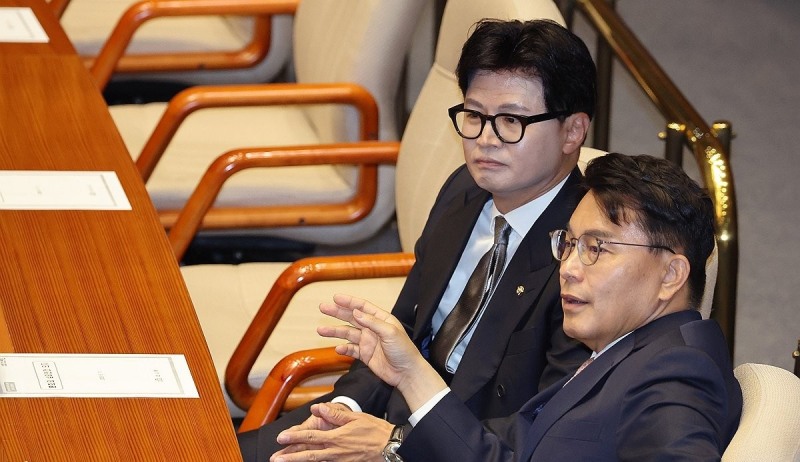 국회 본회의서 대화 나누는 윤상현·한동훈(사진=연합뉴스)