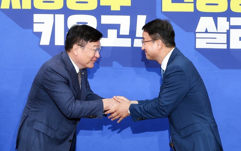 악수하는 여야 원내대표(사진=연합뉴스)