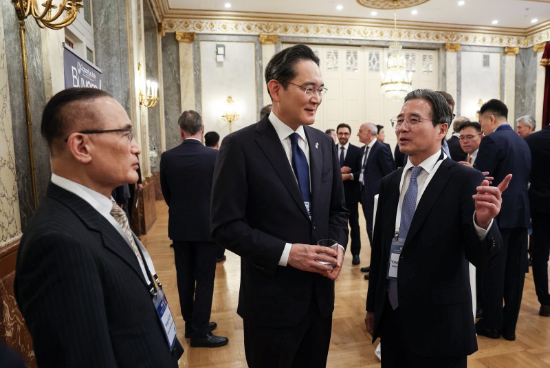위성락 국가안보실장(왼쪽부터), 이재용 삼성전자 회장, 김용범 정책실장이 12일(현지시간) 이탈리아 로마의 한 호텔에서 이재명 대통령이 참석한 비즈니스 라운드테이블에서 대화를 나누고 있다. 사진=연합뉴스