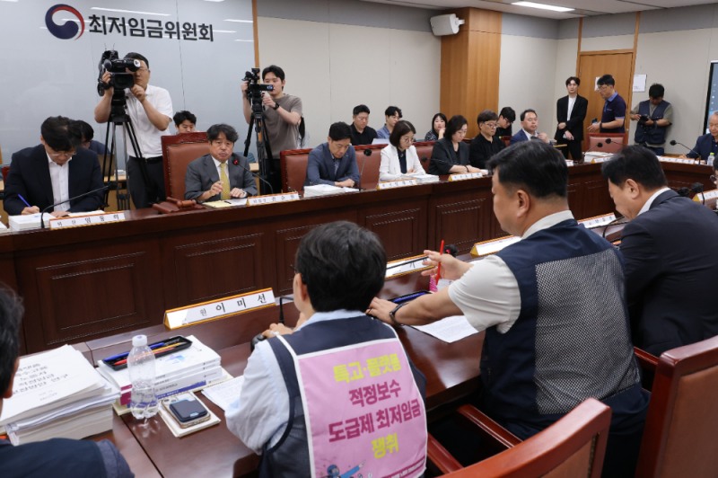권순원 최저임금위원장이 11일 정부세종청사 최저임금위원회에서 열린 제5차 전원회의를 주재하고 있다.(사진=연합뉴스)