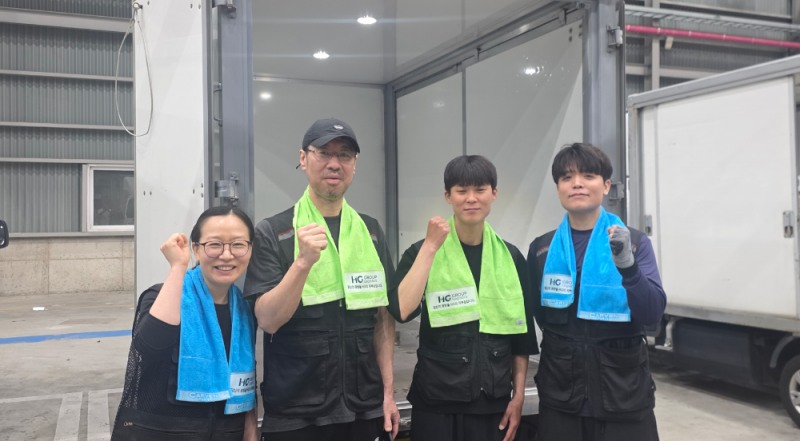 HG로지스틱스 소속 배송기사들이 하절기 노동 환경 개선을 위해 지급된 기능성 쿨 타월을 착용하고 안전 운전과 건강 관리를 다짐하고 있다./사진=HG로지스틱스 제공