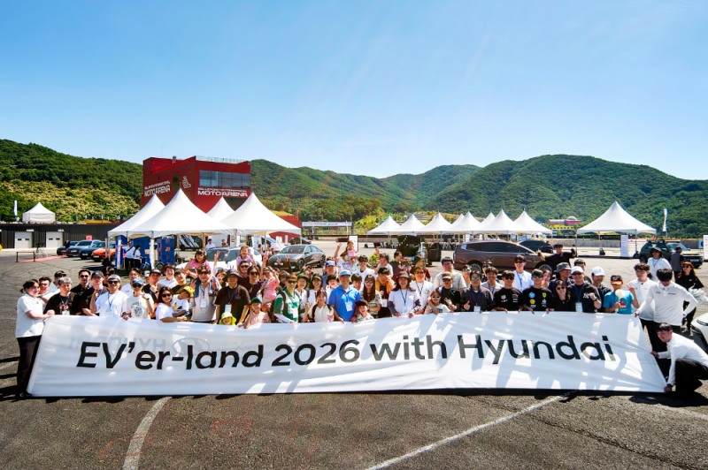 13일(토) 충청북도 증평군 벨포레 모토아레나에서 열린 오프라인 전기차 체험 행사 <ev’er-land 2026="">에서 참가자들이 기념 촬영을 하고 있는 모습.(사진=현대자동차)