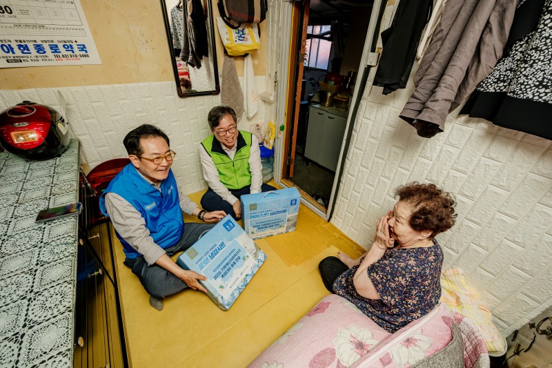 (왼쪽부터) 장광익 우리금융미래재단 사무국장, 조남범 서울특별시사회복지협의회 회장이 지난 15일 서울시 중구의 한 에너지취약가구를 방문해 폭염 지원물품을 전달하고 있다. 사진=우리금융그룹