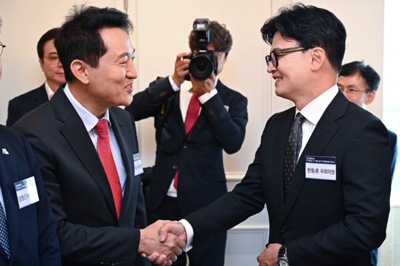 국민공공정책포럼에 참석해 인사 나누는 오세훈 서울시장과 무소속 한동훈 의원(사진=연합뉴스)