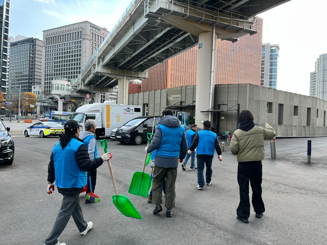 서울역 주변에서 협력사업 참여 노숙인들이 환경미화 작업을 하고 있다.(사진=코레일)