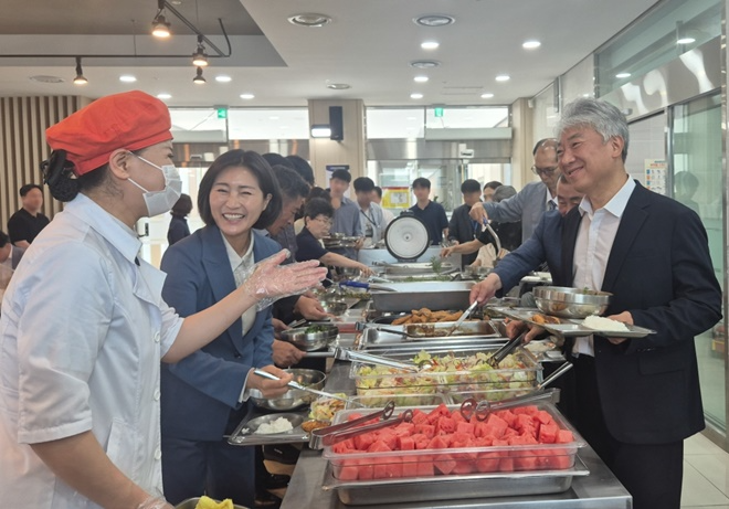 우성빈 기장군수 당선인(왼쪽 두번째)과 제9대 기장군수직 인수위원회위원장 최택용(오른쪽))등 위원들이 오전 업무보고 후 구내식당에서 점심 배식을 받으며 활짝 웃고 있다.(제공= 민선 9기 기장군수직인수위원회)