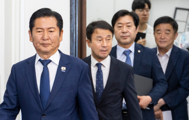 민주당 최고위원회의 입장하는 정청래 대표(사진=연합뉴스)