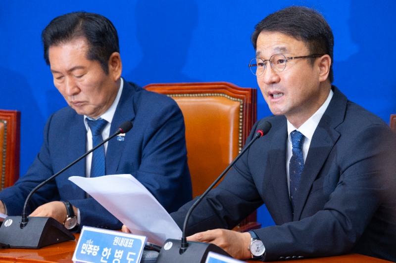 최고위원회의에서 발언하는 한병도 원내대표(사진=연합뉴스)