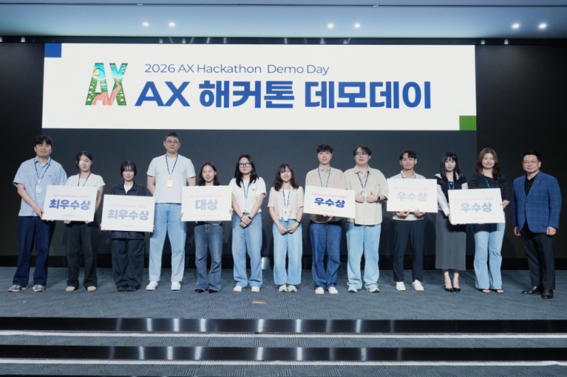 포스코DX 2026 AX 해커톤 수상자들이 단체 사진을 찍고 있다.(사진=포스코DX)