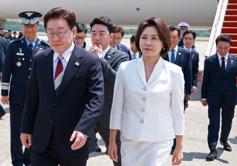 유럽순방 마치고 귀국하는 이재명 대통령과 김혜경 여사(사진=연합뉴스)