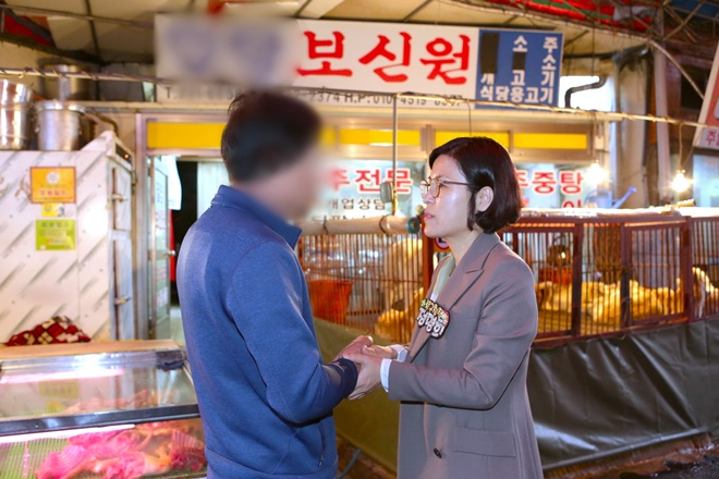 2018년 민선7기 당시 정명희 구청장이 구포개시장에서 한 상인과 대화하고 있다.(사진제공=정명희 북구청장 당선인 인수위)