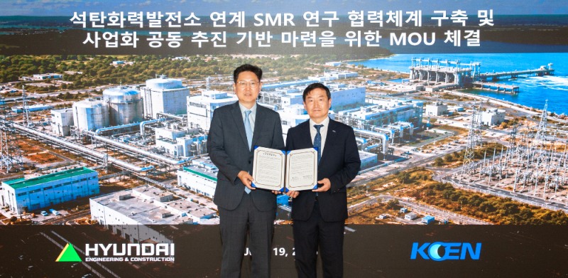 19일(금) 현대건설 최영 뉴에너지사업부장(왼쪽)과 이영기 한국남동발전 안전기술부사장(오른쪽)이 업무협약 체결 후 기념사진을 촬영하고 있다.(사진=현대건설)