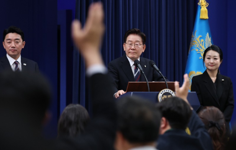 취재진 질의응답 진행하는 이재명 대통령(사진=연합뉴스)