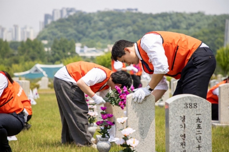 김대헌 호반그룹 기획총괄사장(오른쪽)이 호국보훈의 달을 맞아 지난 18일 서울 동작구 국립서울현충원에서 그룹 신입사원들과 함께 묘역 정화 봉사활동을 하고 있다.(사진=호반그룹)